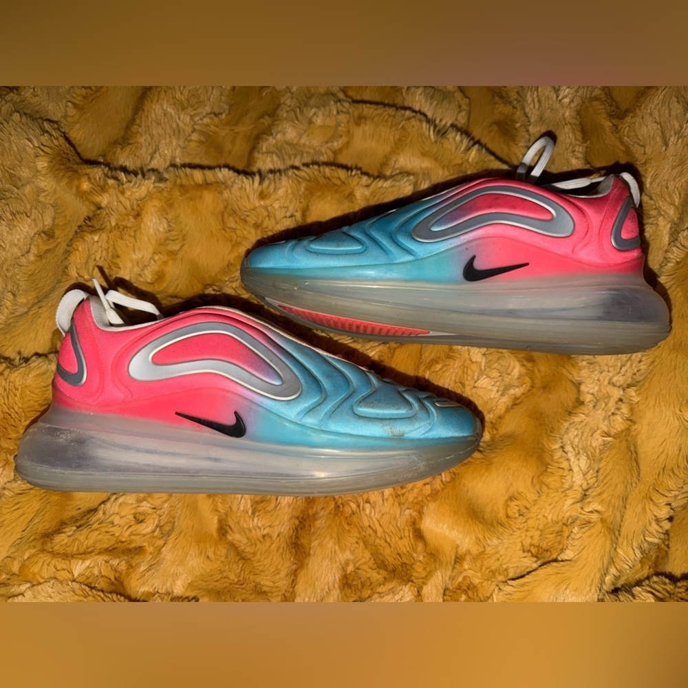 Woman’s Nike Air Max 720’s - Picture 5 of 16